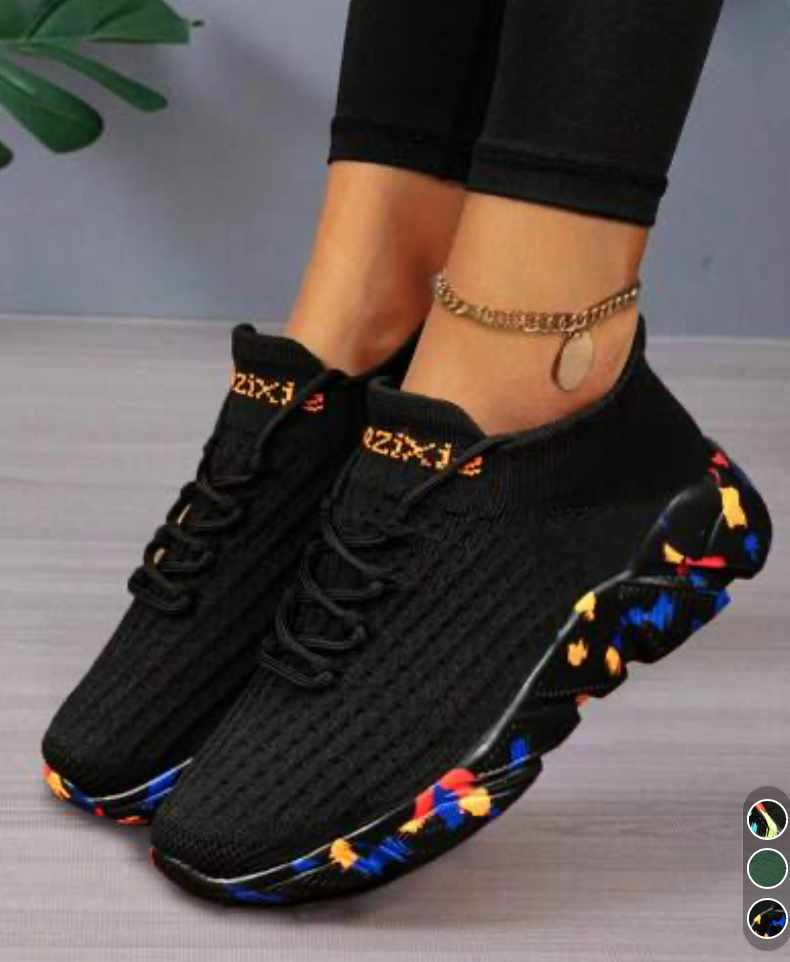 Baskets de sport noires à semelle multicolore éclaboussures