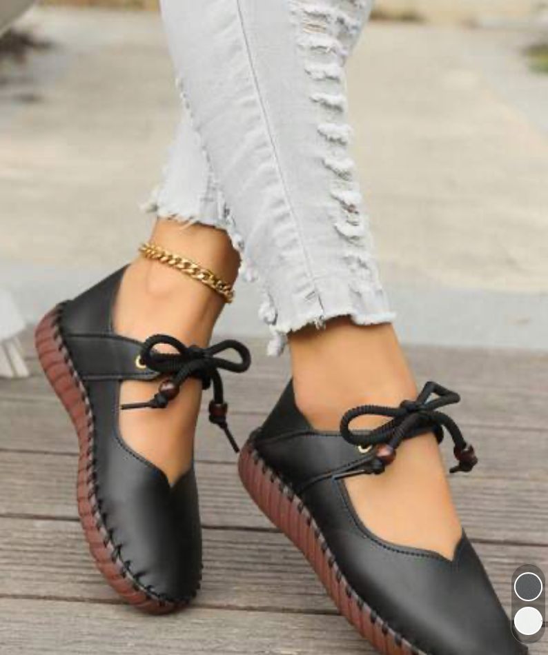 Chaussures plates noires à lacets et semelle crantée