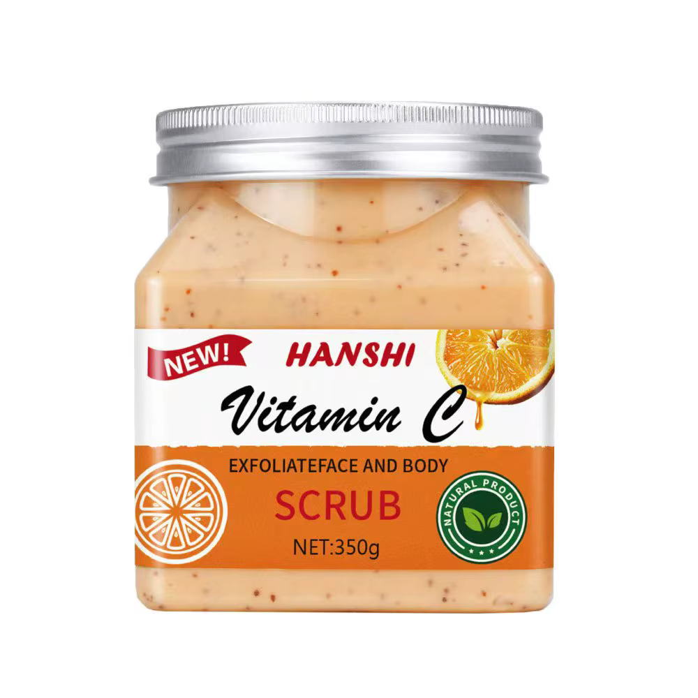 Un scrub corporel à la vitamine C, tel que le Q+A Vitamin C Body Scrub, est un gommage à base de sucre qui élimine les cellules mortes pour révéler une peau plus lisse, plus douce et plus éclatante. La vitamine C, un puissant antioxydant, illumine le teint, hydrate la peau et aide à réduire l'appare