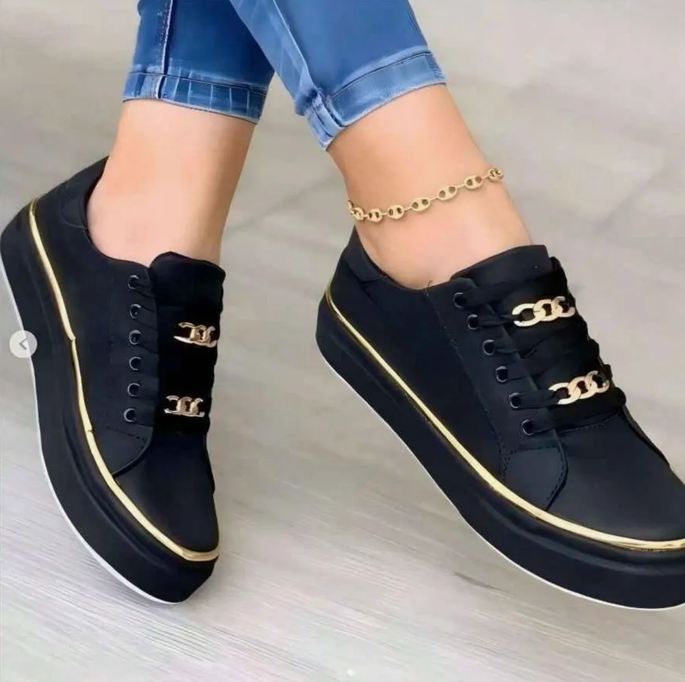 Baskets basses pour femme en simili-cuir avec bordure dorée et chaîne décorative