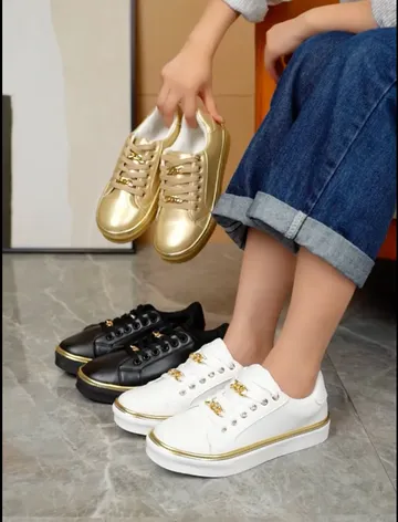 Baskets basses pour femme en simili-cuir avec bordure dorée et chaîne décorative