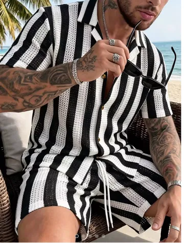 Ensemble homme chemise et short à rayures noires et blanches en maille